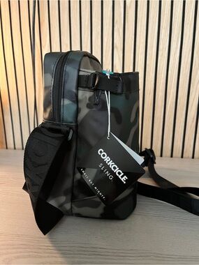 Corkcicle Men's Camo Sling Bag - Black/Green